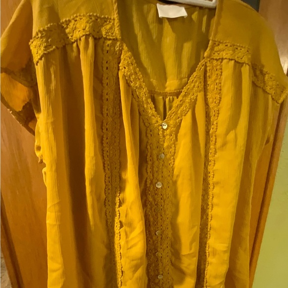 🌸🌸 Elegant Mustard Lace Blouse - Picture 2 of 3